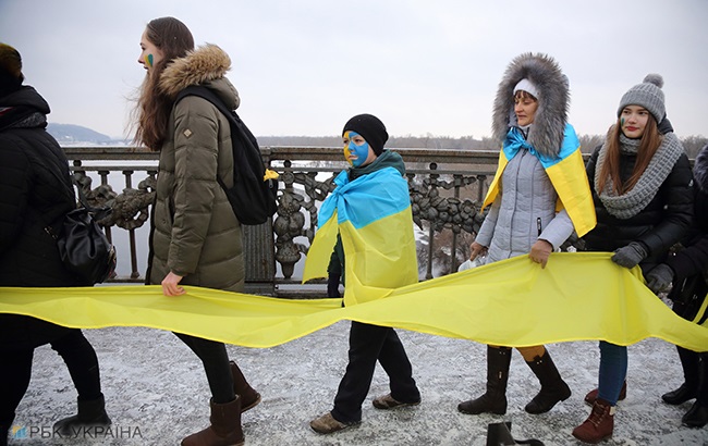 День Соборности: украинцы создали &quot;живую цепь&quot; и развернули национальный флаг (яркий фоторепортаж)